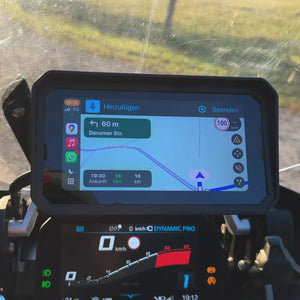 Sistema BM6/BM7 para BMW en uso mostrando navegación GPS y cuadro digital