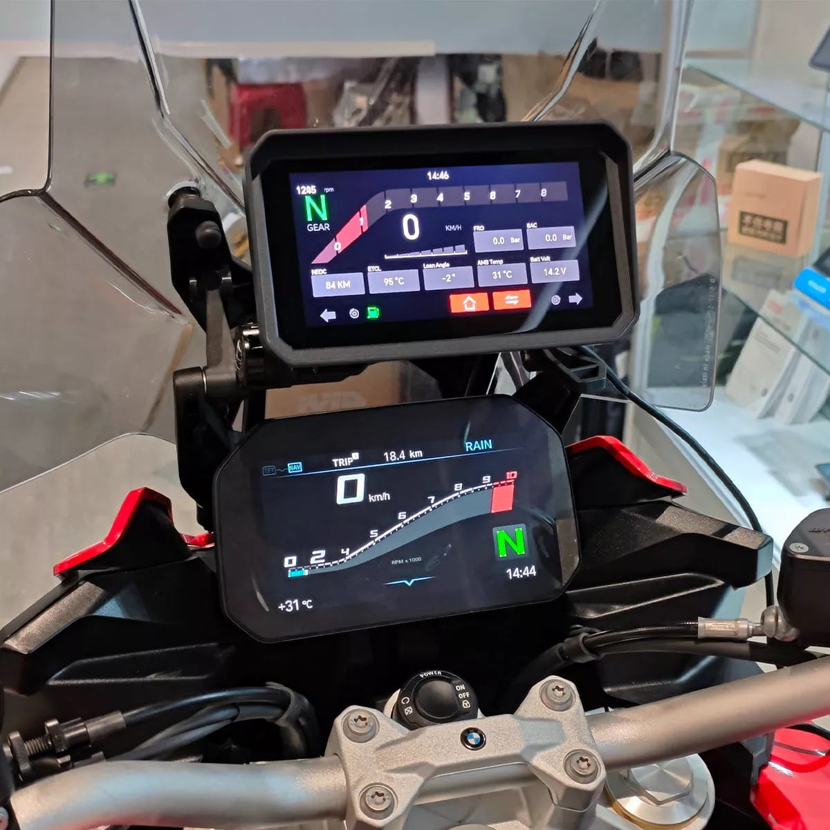 Pantalla CarPlay y cuadro digital instalados en manillar de moto BMW