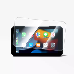 Protector de pantalla transparente sobre CarPlay, con reflejo de luz en la superficie.